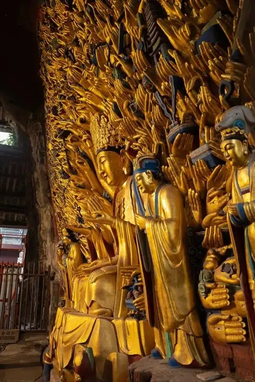 重庆大足石刻景区智能导览系统_小泥人赋能，让千年石窟“活”起来